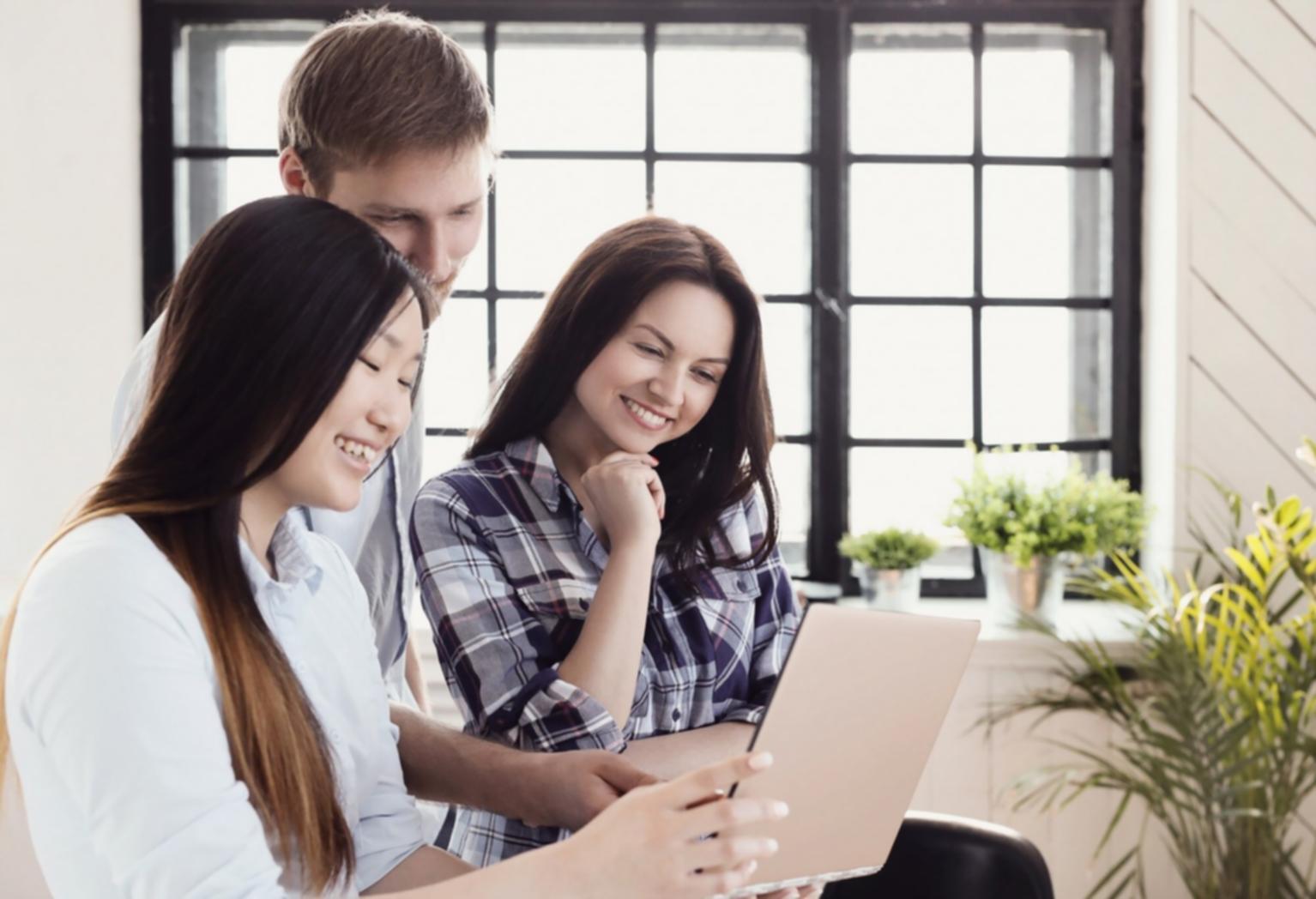 Profesionales trabajando en estrategias financieras para empresas